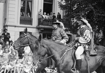 831698 Afbeelding van enkele historische personen te paard in de optocht ter gelegenheid van Koninginnedag, op de ...